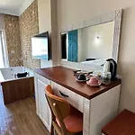 Aden Boutique Кешме